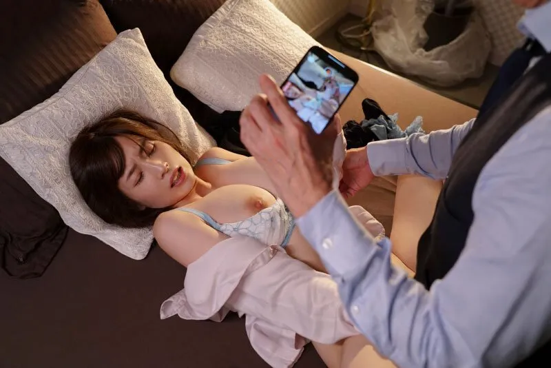 Tiền bối chuốc thuốc em thư ký bắt nện cả đêm khi đi công chuyện xa