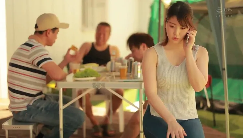 Chồng yêu khờ để người vợ tham gia sự kiện cắm trại với mấy gã cạnh nhà và cái kết