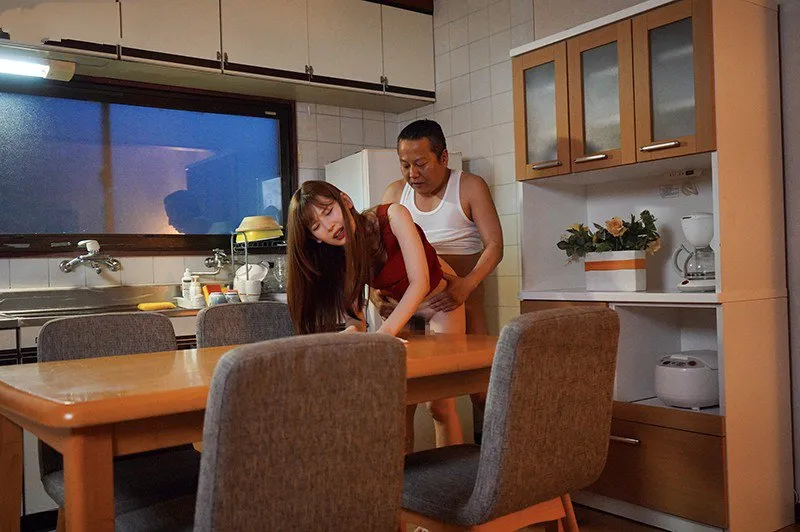 Con gái bị chồng yêu mới của mẹ chịch mỗi ngày, cho dù đã có người yêu