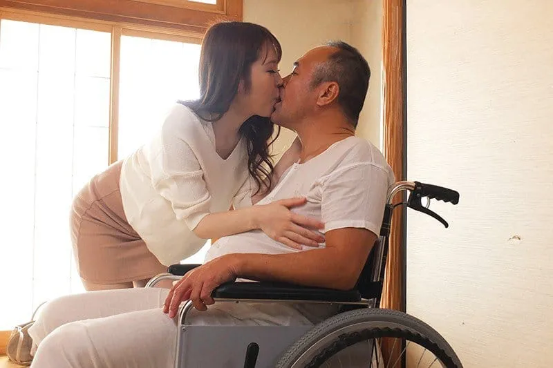 Vợ sắp cưới của con trai hiếu thảo chăm sóc bố chồng tàn tật