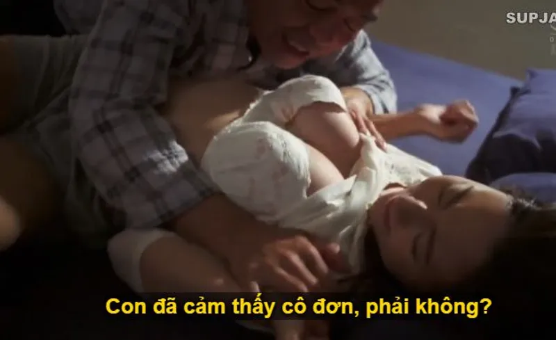Nhìn con trai mải miết lao đầu vào việc khiến bạn gái nó cô quạnh, ông bố chồng bất chấp tất cả đè con dâu ra làm tình.